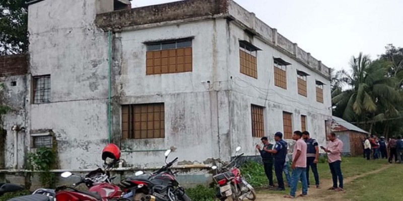 অস্ত্র উদ্ধারের পর জঙ্গি আস্তানা সন্দেহে নেত্রকোনার একটি বাড়ি ঘিরে রেখেছে পুলিশ॥