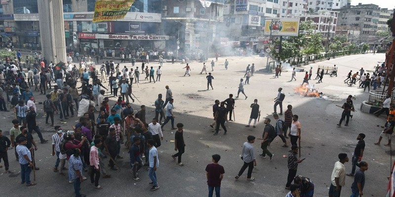 ১৮ জেলায় সহিংসতা॥ ১৪ পুলিশসহ নিহত ৯৩-কারফিউ