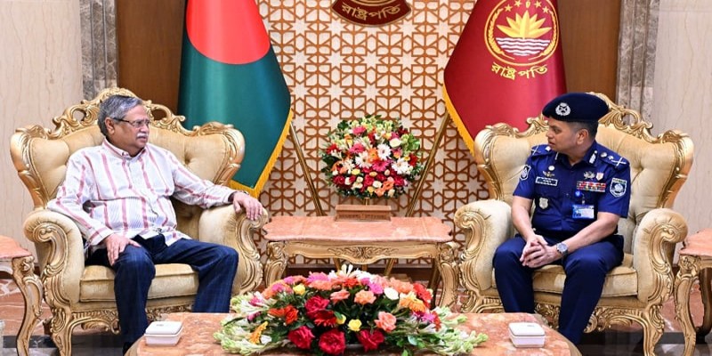 দেশের আইন শৃঙ্খলা পুনরুদ্ধারে পুলিশকে কঠোর পদক্ষেপ নেওয়ার নির্দেশ দিলেন রাষ্ট্রপতি॥