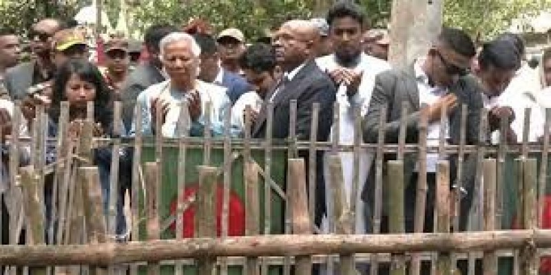 রংপুরের পীরগঞ্জে আবু সাঈদের কবর জিয়ারত করলেন প্রধান উপদেষ্টা॥