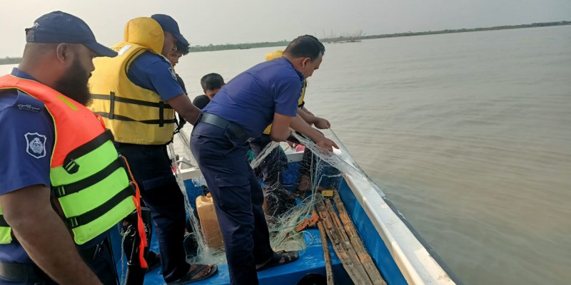 নিষেধাজ্ঞা অমান্য করেই চলছে ইলিশ শিকার॥ ৫৫ জেলে আটক