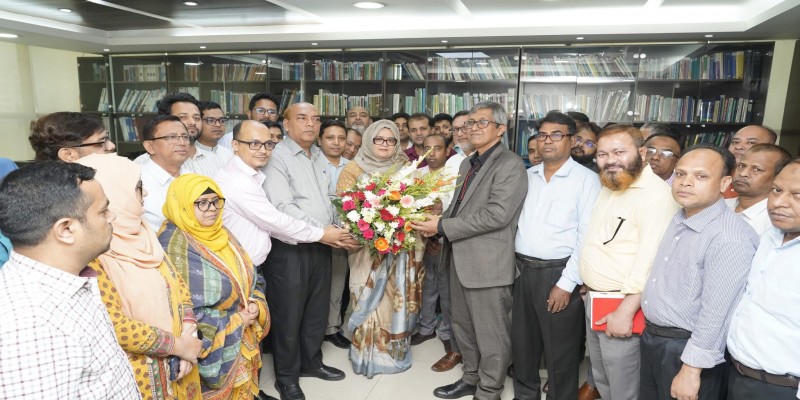 ফুলেল শুভেচ্ছায় অভিষিক্ত অধ্যাপক হাকীম কামরুন নাহার হারুন।