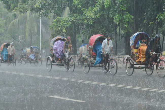 আগামী ২৪ ঘণ্টায় দেশের কোথাও কোথাও আবারও ভারি বর্ষণ হতে পারে   