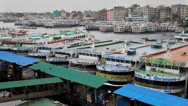দুর্যোগপূর্ণ আবহাওয়া কারনে ঢাকা থেকে শরীয়তপুরে নৌ চলাচল বন্ধ।।   