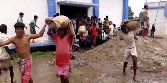 ত্রান না পেরে খাদ্য গুদাম লুঠ করল ভারতের বানভাসী ক্ষুধার্ত মানুষ ।।
