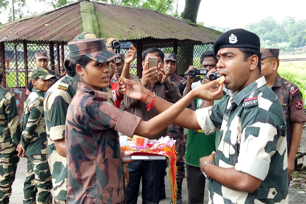 রাখী বন্ধন উৎসবে হিলি সীমান্তে বিজিবি-বিএসএফের মধ্যে দু'দেশের ভ্রাতৃত্ববোধের মিলন মেলা।।   