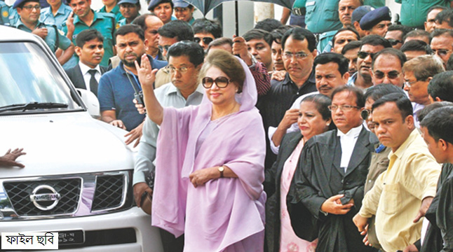 আত্মসমর্পণ করে আদালত থেকে জামিন পেলেন বিএনপি নেত্রী খালেদা জিয়া   