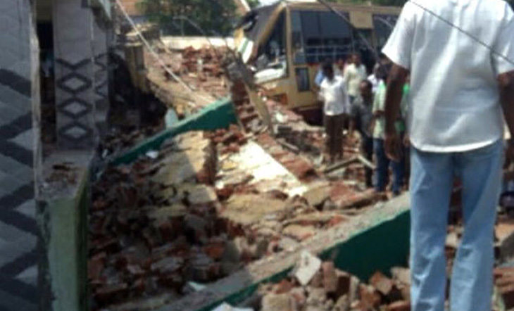 ভারতের তামিলনাড়ুতে বাসস্ট্যান্ডের ছাদ ধসে নিহত ৯ ।।   