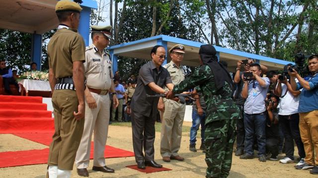 ভারতের মিজোরামে বিপুল অস্ত্রসহ ১১৪ জন জঙ্গির আত্মসমর্পণ।।   