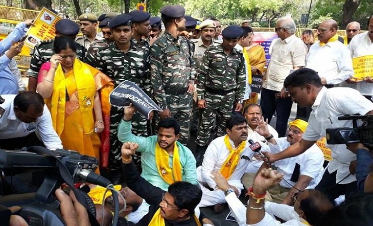 ভারতের প্রধানমন্ত্রী নরেন্দ্র মোদির বাসভবনের সামনে বিক্ষোভ ।। ২৪ আইনপ্রণেতা আটক   