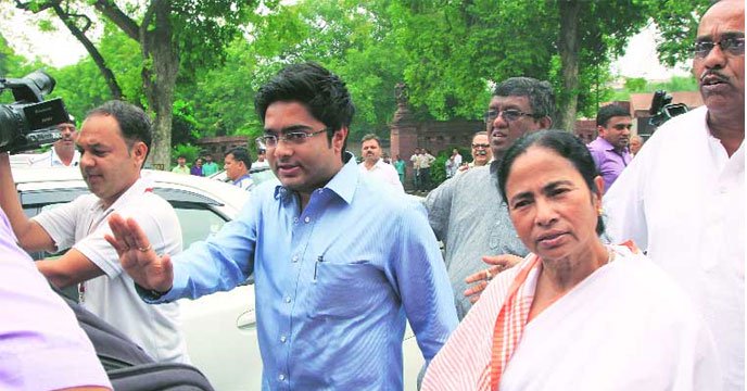 মুখ্যমন্ত্রী মমতার ভাইপো সাংসদ অভিষেকের বিরুদ্ধে দূরনীতির অভিযোগে তোলপাড় পশ্চিমবঙ্গের রাজনীতি
