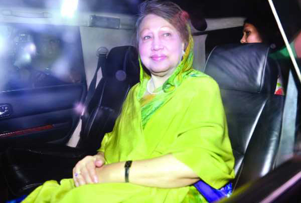 সব জল্পনার অবসান ঘটিয়ে দেশে ফিরলেন বিএনপিনেত্রী বেগম খালেদা জিয়া ।     