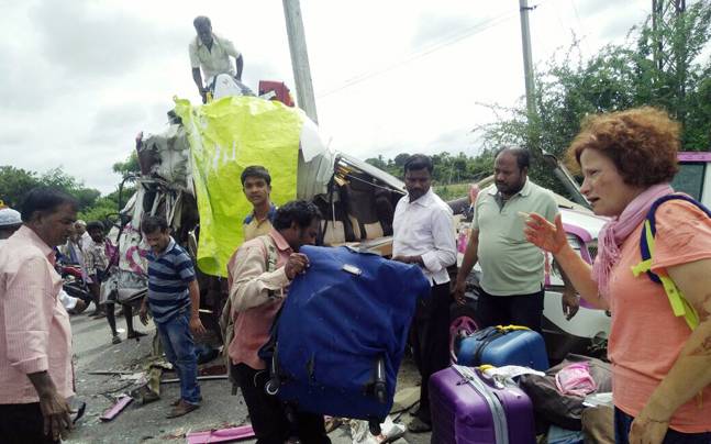 ভারতের অন্ধপ্রদেশে মিনিবাস ও ট্রাকের সংঘর্ষে ৪ স্প্যানিশ নাগরিকসহ নিহত ৫।।