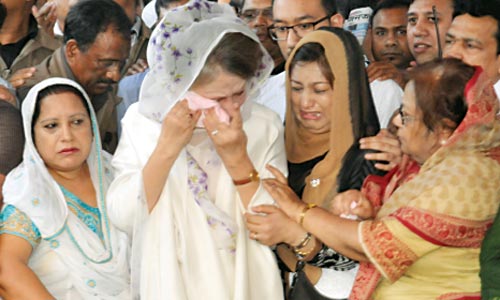 কোকোর প্রথম মৃত্যুবার্ষিকীতে কবরে দাঁড়িয়ে অঝোরে কাঁদলেন মা খালেদা জিয়া
