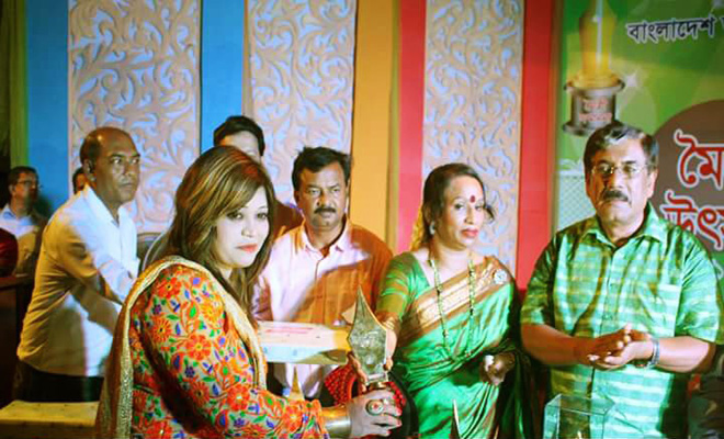 বাংলাদেশ-ভারত মৈত্রী সম্মাননা পেলেন শিল্পী আনিসা।।