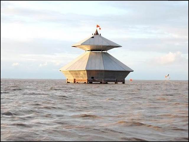 আরব সাগরের মাঝে বিস্ময়কর শিব মন্দির।।