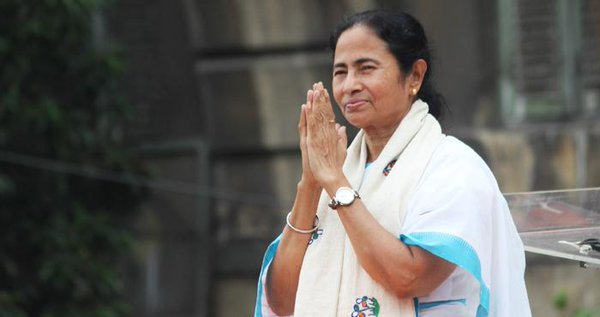 দ্বিতীয় ৱারের জন্য মুখ্যমন্ত্রী হিসেৱে শপথ নিলেন মমতা, রেড রোডে তারার হাট