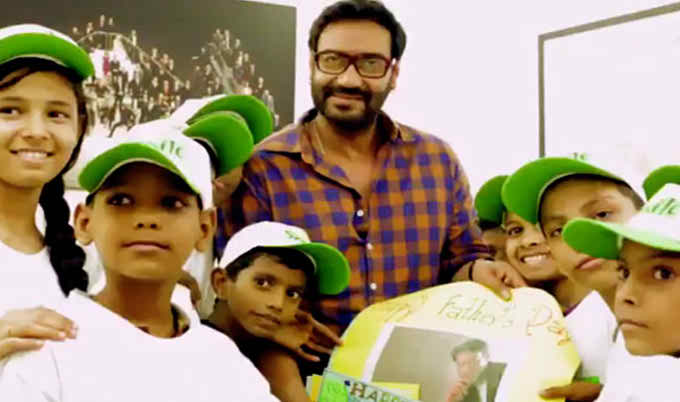 বলিউড অভিনেতা অজয় দেবগন বাবা দিবসে শিশুদের ভালবাসায় সিক্ত