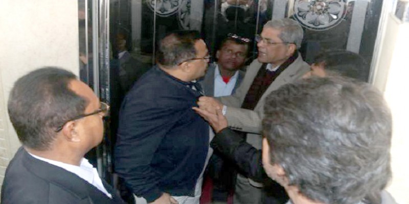 বগুড়ায় হঠাৎ জেলা বিএনপির সভাপতি কলার ধরলেন মির্জা ফখরুল।