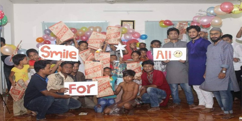 রাজধানীর উত্তরায় পথশিশুদের মধ্যে ইফতার ও ঈদ পোশাক বিতরন॥