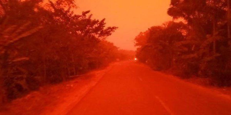 লাল কুয়াশায় ইন্দোনেশিয়ার আকাশ ঢেকে গেছে॥