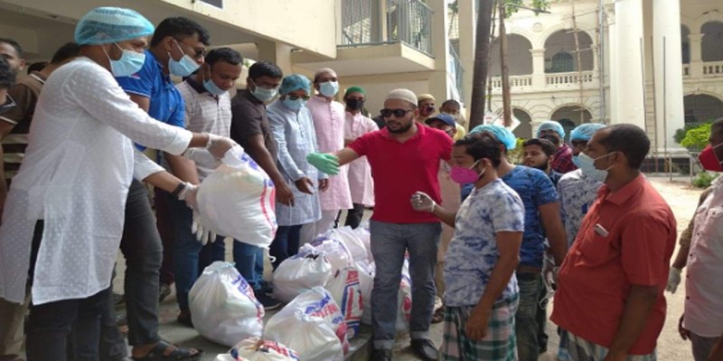 কর্মহীন মানুষের মাঝে রংপুর চেম্বারের খাদ্যসামগ্রী বিতরণ॥