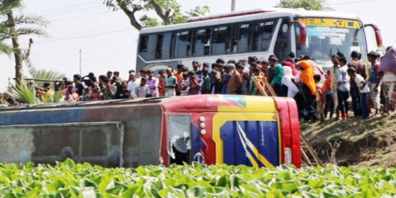 সিরাজগঞ্জে বাস নিয়ন্ত্রণ হারিয়ে খাদে।।১৭ যাত্রী আহত