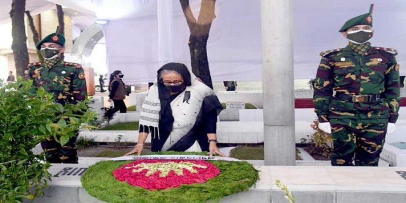 ১৫ আগস্ট নিহত স্বজনদের সমাধিতে প্রধানমন্ত্রীর শ্রদ্ধা॥