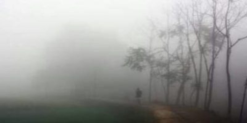 ঘন কুয়াশার চাদরে ঢাকা পড়েছে রাজশাহী॥