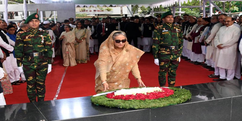 বঙ্গবন্ধুর প্রতিকৃতিতে প্রধানমন্ত্রীর শ্রদ্ধা নিবেদন॥