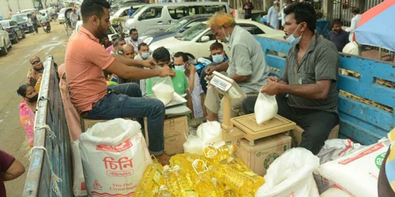 বাজার নিয়ন্ত্রনে রাখতে ১১০ টাকাতেই সয়াবিন তেল বিক্রি করবে টিসিবি॥