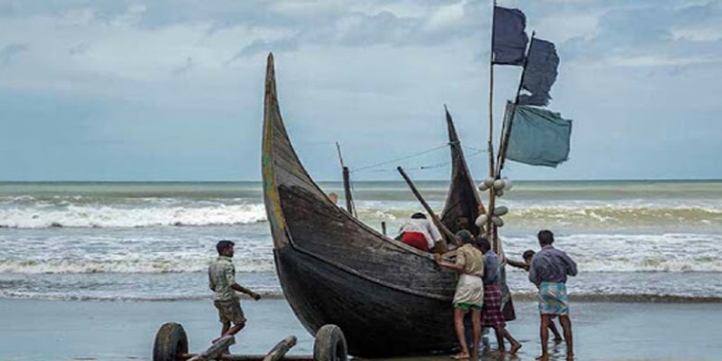 সাগরের জেলেদের ফিরিয়ে আনতে মাইকিং।।  