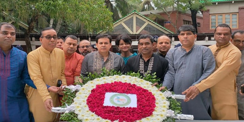 বঙ্গবন্ধুর সমাধিতে সদ্য পদোন্নতিপ্রাপ্ত ১৬ ডিআইজির শ্রদ্ধা।।