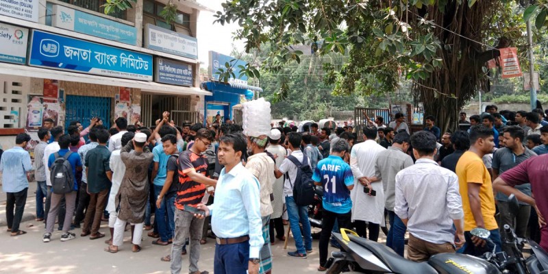 ছাত্রদলের সন্ত্রাসী কর্মকান্ডে ঢাবি শিক্ষার্থীর মাঝে ভীতি ছড়াচ্ছে॥   