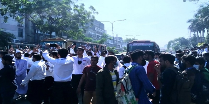 হাফ ভাড়া নিয়ে হয়রানি।।শিক্ষার্থীরা আটকে দিচ্ছে ডি-লিংকের বাস