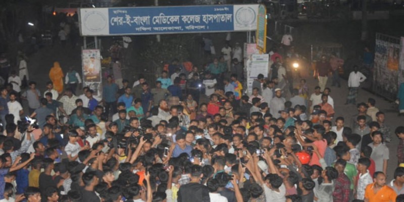 শেবা‌চিমে ইন্টার্ন চিকিৎসক ও রোগীর স্বজনদের পাল্টাপাল্টি বিক্ষোভ।।