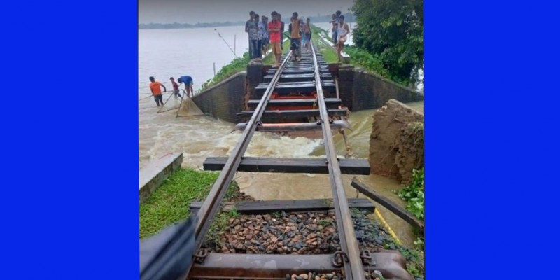 বন্যায় ভেঙে গেল রেলসেতু।। ঢাকা-নেত্রকোনা রেল যোগাযোগ বন্ধ