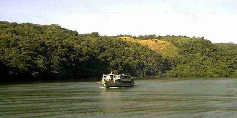প্রবল বর্ষণে কাপ্তাই হ্রদে নৌ চলাচল বন্ধ।।
