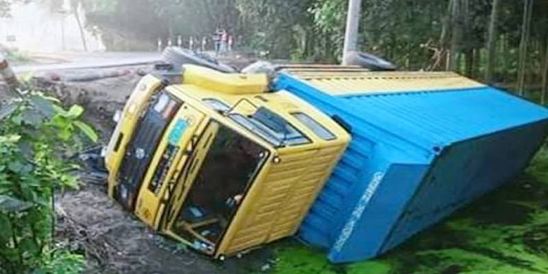 নরসিংদীতে নিয়ন্ত্রণহীন কাভার্ডভ্যানের চাপায় ৪ পথচারী নিহত ।।