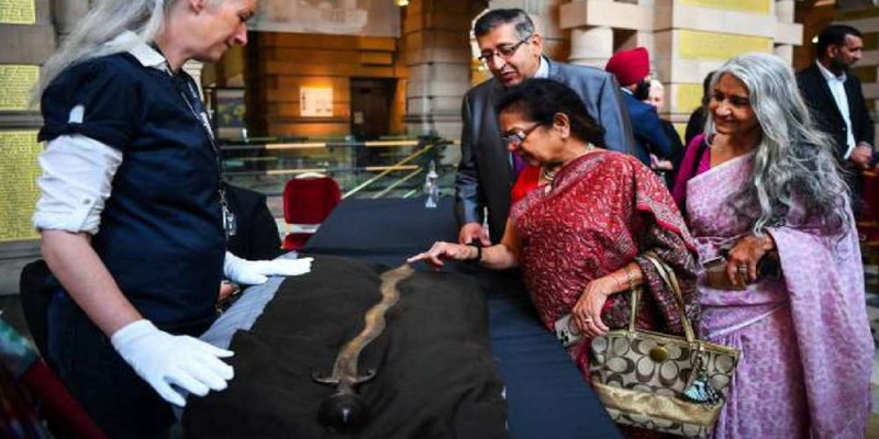 ব্রিটিশ শাসনামলে লুট হওয়া ইন্দো- পারসিক তরোয়ালসহ প্রাচীন শিল্পকর্ম ফিরছে ভারতে॥