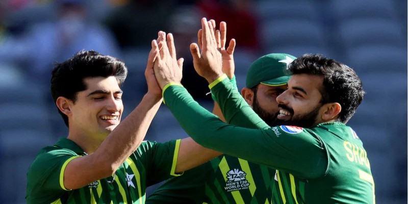 নেদারল্যান্ডসকে হারিয়ে পাকিস্তানের প্রথম জয়।।