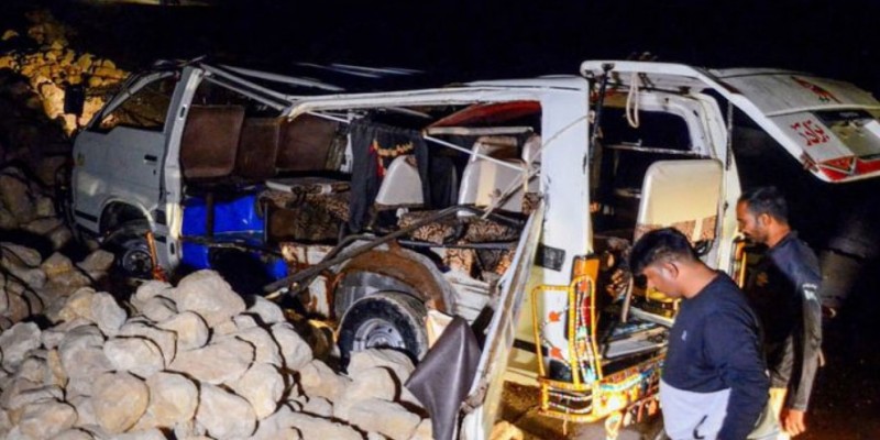 পাকিস্তানে যাত্রীবাহী মিনিবাস খাদে পড়ে নিহত ২০ ।।