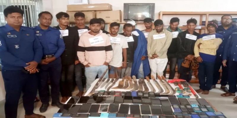মতলবে আগ্নেয়াস্ত্র ১৩ ডাকাত সদস্য আটক।।