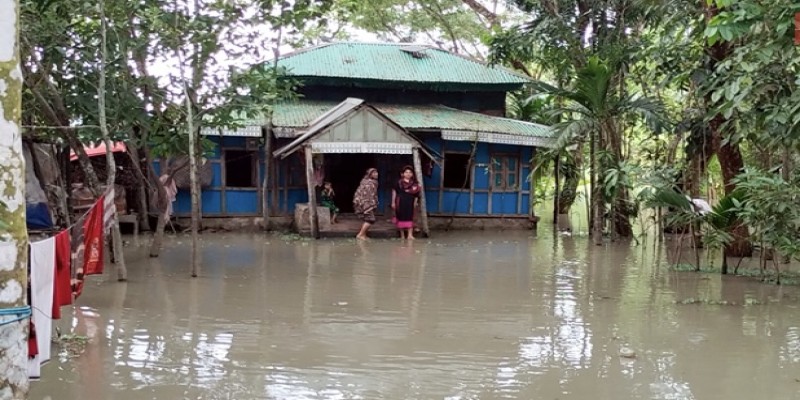 জোয়ারে পানিতে প্লাবিত ভোলা, হাজারো মানুষ দুর্ভোগে