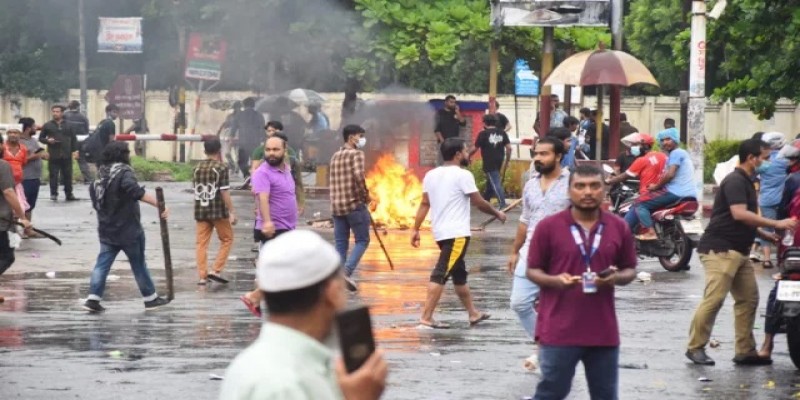 রাজশাহীতে ৩ পুলিশ বক্স ভাঙচুর॥ শ্রমিক লীগ-ছাত্রলীগের কার্যালয়ে আগুন   