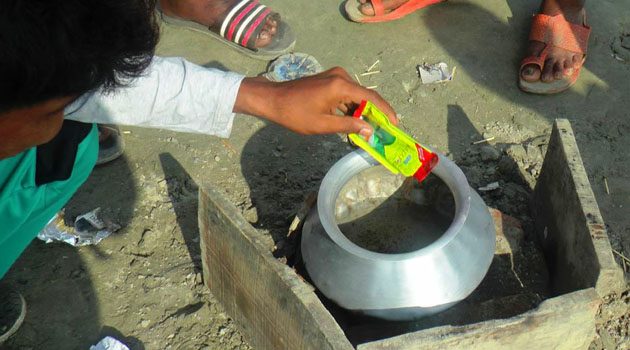 রাজশাহীর পদ্মার চরে নির্গত হচ্ছে প্রাকৃতিক গ্যাস।। চলছে রান্নার কাজ
