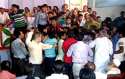 বরিশালে বিএনপি মহাসচিব ফখরুলের সামনেই বিএনপি নেতাকর্মীদের মারামারি....   