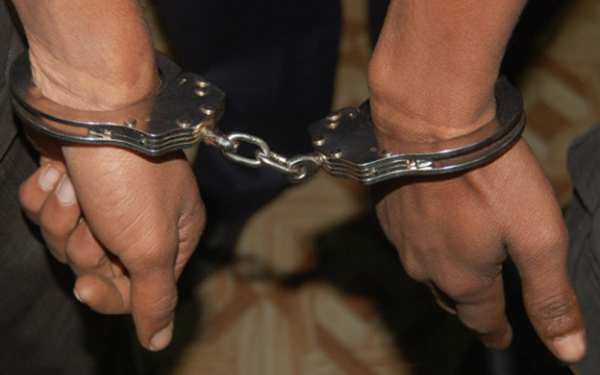 রাজধানীতে র‍্যাবের হাতে ছিনতাইকারী চক্রের ১০ সদস্য গ্রেফতার।।