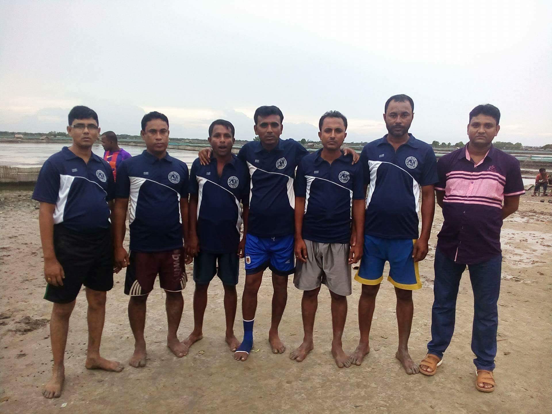 বিজয়া দশমীতে আয়োজিত ৮ দলীয় ফুটবল টুর্নামেন্টের সেমিফাইনাল এ নিউজ৭১ দল।