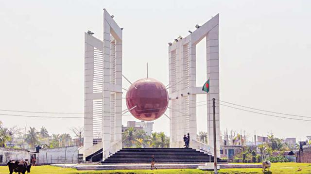 ২৬ মার্চের প্রভাতে খুলনার গল্লামারী স্মৃতিসৌধে গনমানুষের ঢল।